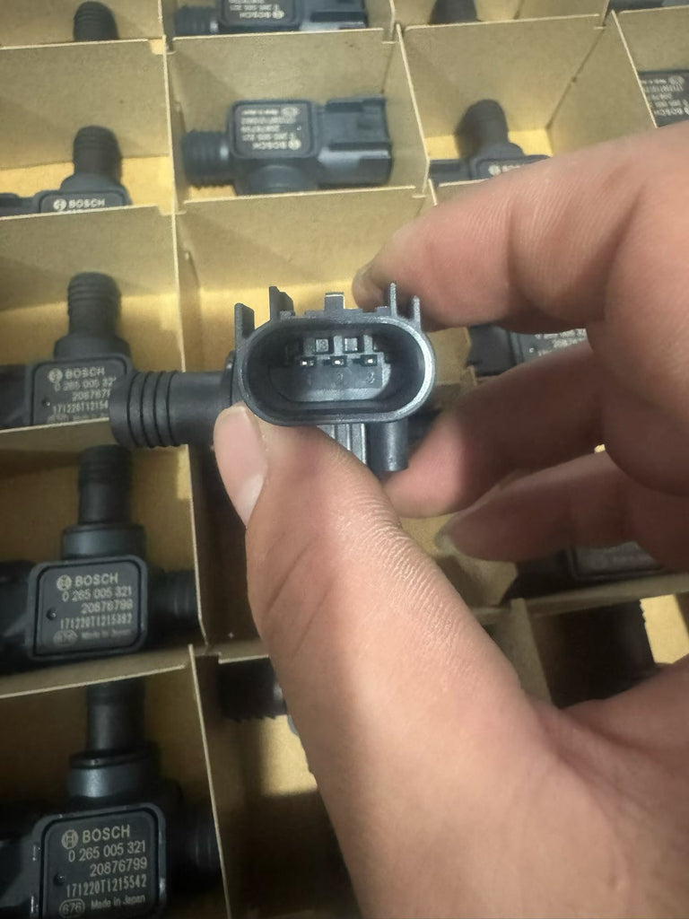 Actual three-pin connector view of 0265005321 sensor