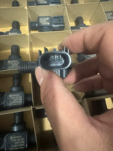 Load image into Gallery viewer, Actual three-pin connector view of 0265005321 sensor