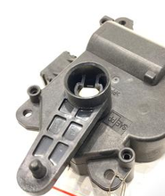 Load image into Gallery viewer, Reference image — HVAC air-door actuator 113800-3000, native detail: crank coupling, ribbed lever and terminal locating pin