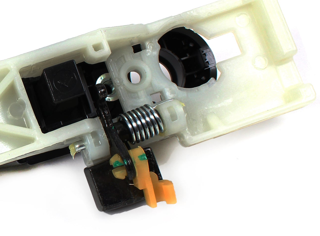 Reference photograph - front-left black exterior door handle with base 82650-2E000 - same-photo spring, pivot and orange rod-clip actuation detail