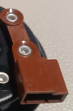 Load image into Gallery viewer, Reference image detail crop: brown connector housing and socket mouth on 86520-14240 horn; not an additional angle.