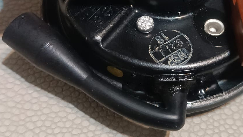 Reference image detail crop: rear housing seam, fastener and exterior insulated loop on 86520-14240 horn; not an additional angle.