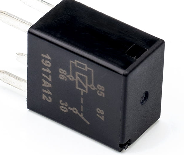 Automotive multi-purpose relay 13500114 — Marked housing detail; source panel clips pin tips (reference image)