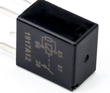 Load image into Gallery viewer, Automotive multi-purpose relay 13500114 — Marked housing detail; source panel clips pin tips (reference image)