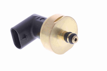 Load image into Gallery viewer, Fuel pressure sensor reference A0035427518 — Front angled sensing port and seals